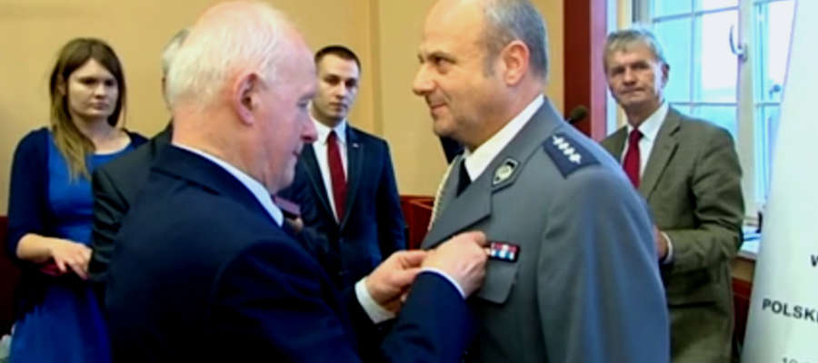 Asp. szt. Janusz Skuzjus odznaczony Złotym Krzyżem Zasługi nadanym przez Prezydenta RP Andrzeja Dudę
