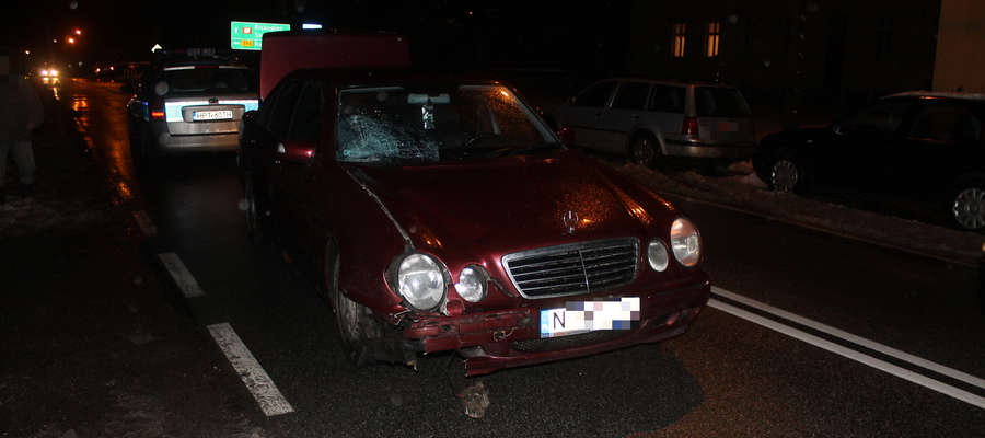 Mercedes uderzył w idącą przy krawędzi jezdni 16-latkę. 