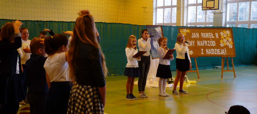 Uczniowie podczas występu na apelu 