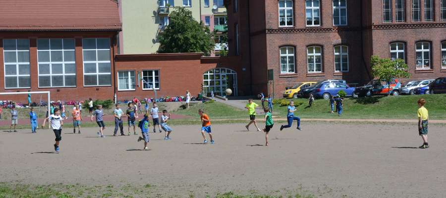 Już w przyszłym roku szkolnym uczniowie Szkoły Podstawowej nr 3 w Olecku będą mieli nowe boisko do piłki nożnej 