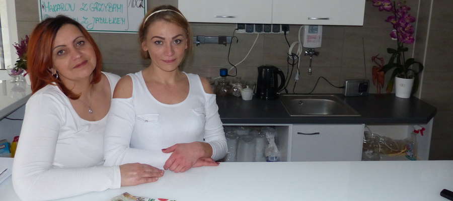 Dorota Jaroszewska, właścicielka Baru Mlecznego przy ul. Niepodległości 10 w Iławie z pracownicą Agnieszką Pszeklińską zapraszają na domowe obiady 