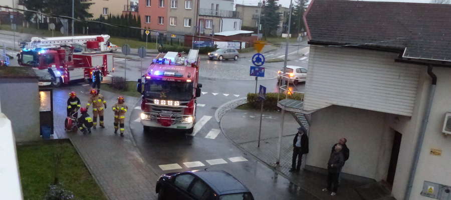 Strażacy usuwali zadymienie w piwnicy w bliku przy ul. Dąbrowskiego 48 w Iławie. Przyczyną był pozostawiony niedopałek papierosa