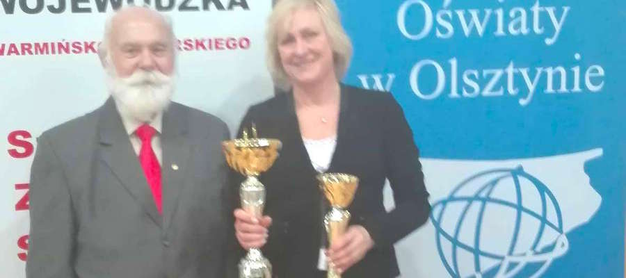 Dyrektor Zespołu Placówek Oświatowych w Miłkach Lidia Popczyńska oraz  przewodniczący Warmińsko-Mazurskiego Szkolnego Związku Sportowego Wacław Wasiela