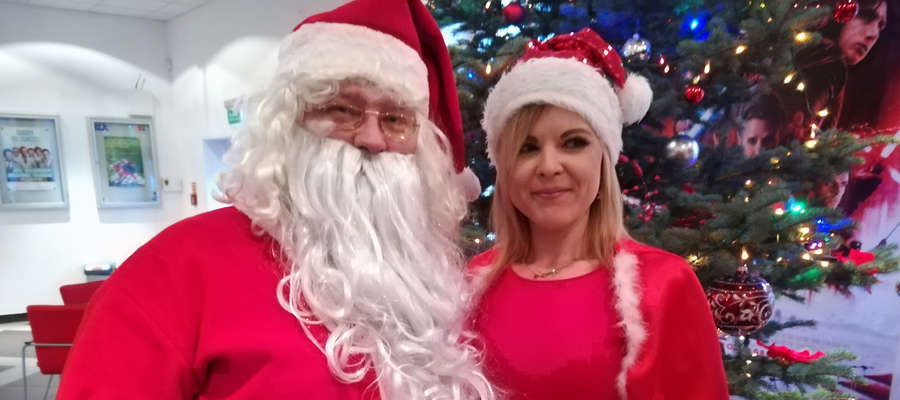 Święty Mikołaj i jego Śnieżynka życzą czytelnikom "Gazety w Kętrzynie" Wesołych Świąt.