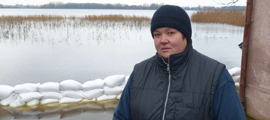 Arleta Jarosz z Nowej Wsi z wodą zalewającą jej dom zmaga się już od ponad miesiąca! 