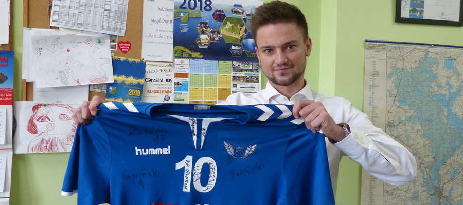 Karol Kosopud, kapitan drużyny piłki ręcznej Jezioraka, przyniósł do naszej redakcji koszulkę iławskiej drużyny z autografami zawodników
