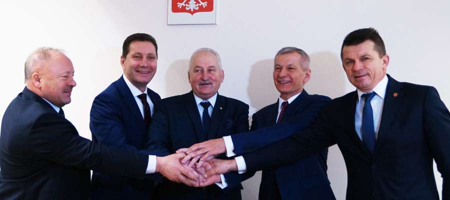 Umowy podpisali (od lewej): wicestarosta Edmund Winnicki,  starosta Andrzej Wiczkowski, marszałek Gustaw Marek Brzezin, burmistrz Czesław Najmowicz i wójt Bogusław Fijas 