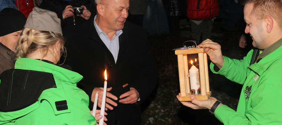 Betlejemskie Światło Pokoju z rąk komendanta Hufca ZHP w Bartoszycach otrzymuje burmistrz Marek Dominiak.