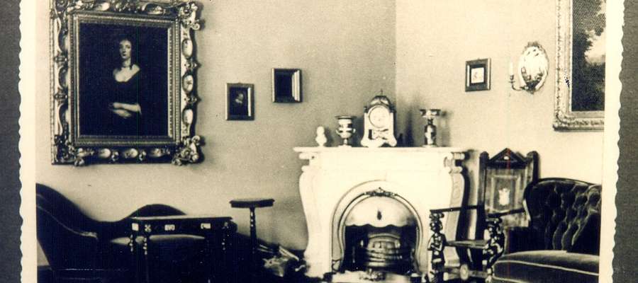 Salon Niebieski z kominkiem narożnym w dworze w Rejsytach. Ok. 1940
