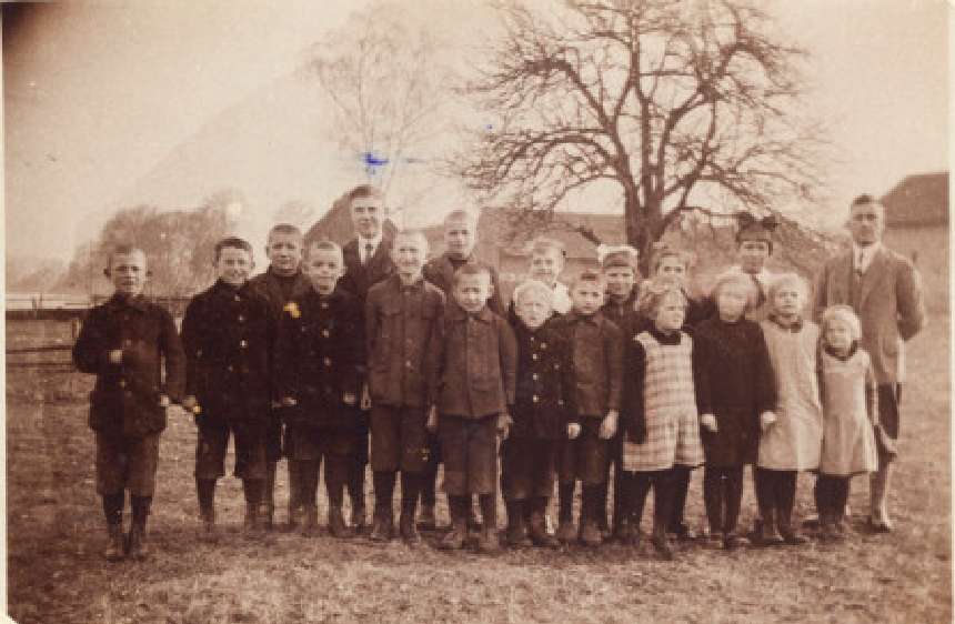 Pierwsi uczniowie szkoły w Pluskach (1930) ze swoim nauczycielem Robertem Gransickim.
Na zdjęciu jest pięcioro dzieci z rodziny Popławskich. 