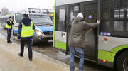 Bójka dwóch pijanych mężczyzn w autobusie w Olsztynie. Jeden trafił do szpitala, a drugi na komendę [ZDJĘCIA]