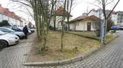 Nowy parking zamiast zaśmieconego trawnika?