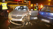 Opel zderzył się z nieoznakowanym radiowozem. Ranny policjant