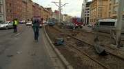 Stracił panowanie nad samochodem i wylądował na torach tramwajowych w centrum Wrocławia. Kierowca i pasażerka trafili do szpitala