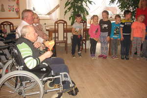 Przedszkolaki odwiedziły babcie i dziadków w Domu Opieki Społecznej