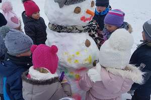 Kreatywne zabawy na śniegu w Słonecznej Ósemce