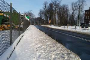 Nieodśnieżony chodnik na ul. Dworcowej, "wertepy" na drodze w stronę Złotowa