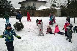 Zabawy na śniegu przedszkolaków z MP „Bajka”