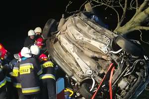 Audi uderzyło w drzewo. Na miejscu zginął 28-letni kierowca i 18-letni pasażer