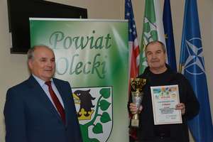 Gratulacje na sesji Rady Powiatu w Olecku