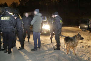 Pościg, strzały, przeszukiwanie lasu w Olsztynie. Policjanci zatrzymali podejrzanych o oszustwa metodą na wnuczka [AKTUALIZACJA, ZDJĘCIA]