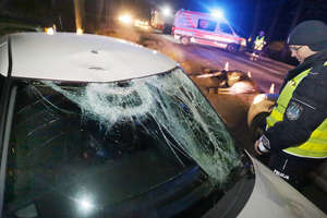Samochód osobowy uderzył w klępę pod Olsztynem. Chwilę później drugi samochód wjechał do rowu [ZDJĘCIA]