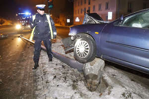 Wypadek na Niepodległości w Olsztynie. 25-letni kierowca w szpitalu [ZDJĘCIA, NAGRANIE Z MONITORINGU]