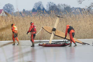 Pod mężczyzną na bojerze załamał się lód. Strażacy ruszyli na pomoc [ZDJĘCIA]