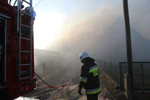 Pożar budynku gospodarczego w Bełczącu. Strażacy wciąż walczą z ogniem