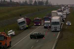 Dwa wypadki na A1 w odstępie kilkunastu minut. Jedna osoba poniosła śmierć