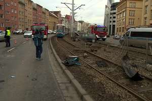 Stracił panowanie nad samochodem i wylądował na torach tramwajowych w centrum Wrocławia. Kierowca i pasażerka trafili do szpitala