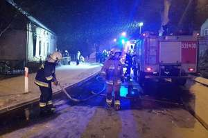 Spłonęło mieszkanie w Łukcie. Dwie osoby z poparzeniami trafiły do szpitala 