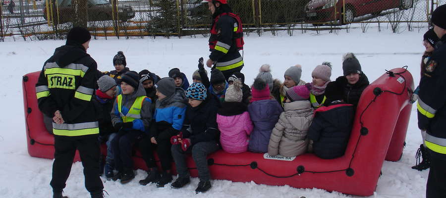 Strażacy pokazali dzieciom sanie do ratownictwa lodowego