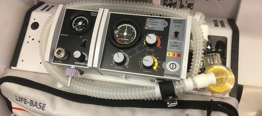 Taki respirator transportowy został zakupiony do oleckiego szpitala