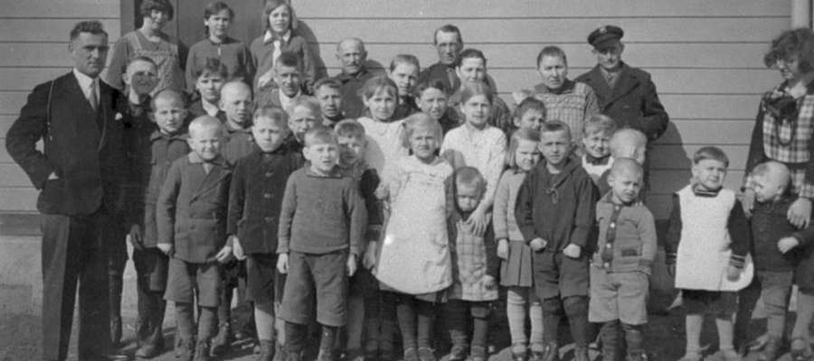 Dzieci ze szkoły w Pluskach. Wśród nich pięcioro z rodziny Popławskich. Dziewczynki po środku w białych sukienkach to Leokadia, Waleska i Adela Popławskie.