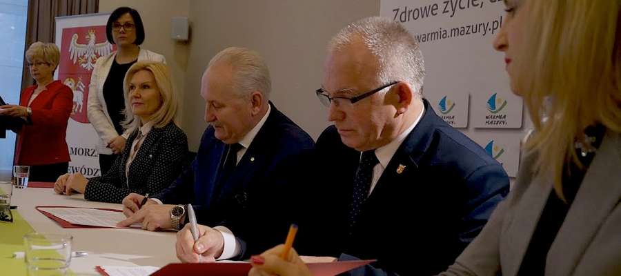 Moment podpisania umowy w Olsztynie