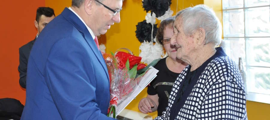 Pani Stanisława przyjmuje życzenia i gratulacje od burmistrza Krzysztofa Pietrzykowskiego