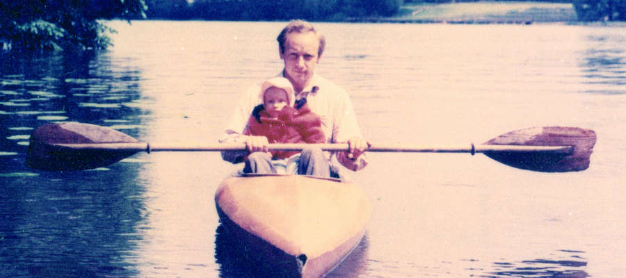 Józef Bartkowski z córką Milą na kajaku na Jezioraku, w drodze na Wielką Żuławę lub z wyspy