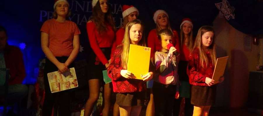  W Henrykowie 22 grudnia 2017r  odbyło się spotkanie wigilijne, podczas którego święty Mikołaj obdarował dzieci atrakcyjnymi prezentami. Było też śpiewanie kolęd i dzielenie się opłatkiem