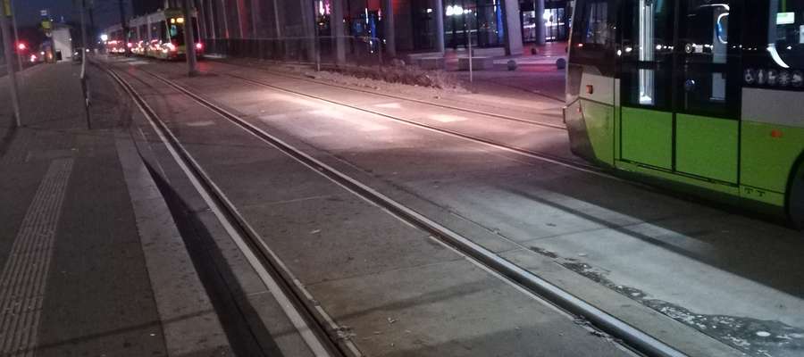 8 stycznia około godziny 6.45 w pobliżu Galerii Warmińskiej stały 3 tramwaje. Żaden z nich nie mógł jechać dalej.