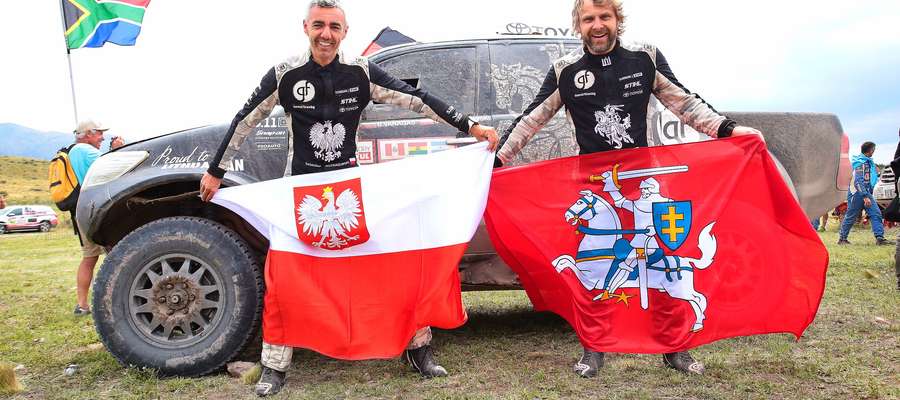 Zmęczeni, ale szczęśliwi: Sebastian Rozwadowski i Benediktas Vanagas na mecie 40. Rajdu Dakar