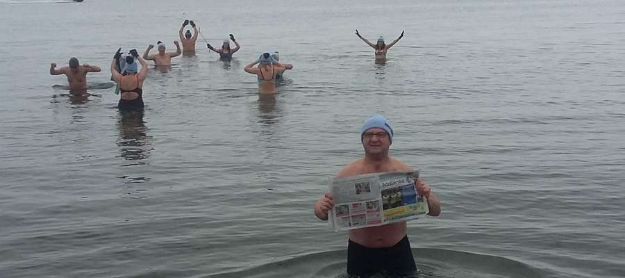 fot. — Grupa orneckich morsów postanowiła wykąpać się w norweskim morzu. Na Półwyspie Skandynawskim spędziła ostatni weekend