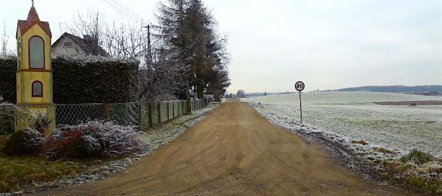 Nowy asfalt w Łąkorzu ułatwi dojazd do gospodarstw i nad jezioro Osetno