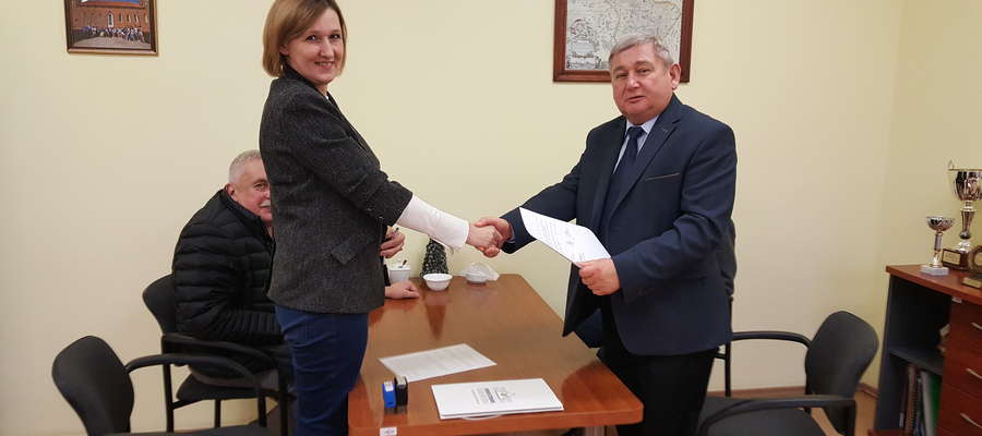 Starosta lidzbarski Jan Harhaj i prezes zarządu firmy Euro-Strada Joanna Sobel podpisali umowę o współpracy