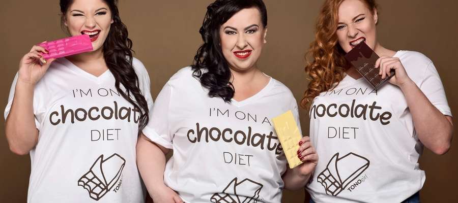 Jestem na czekoladowej diecie — głosi napis na koszulkach. Panie mają zdrowy dystans do siebie