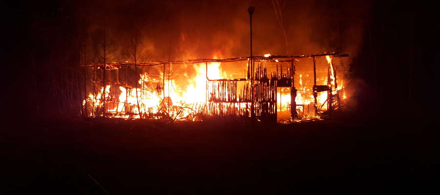 W Wierzbowie strażacy gasili pożar drewnianego budynku gospodarczego.