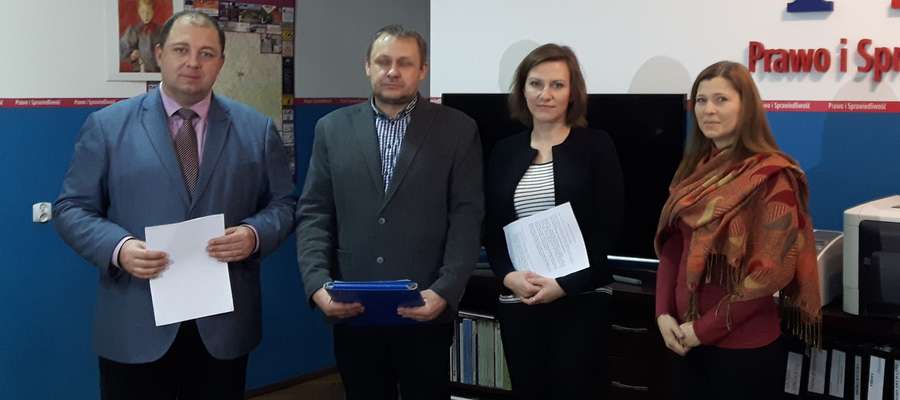 Umowę podpisano w siedzibie posła Wojciecha Kossakowskiego