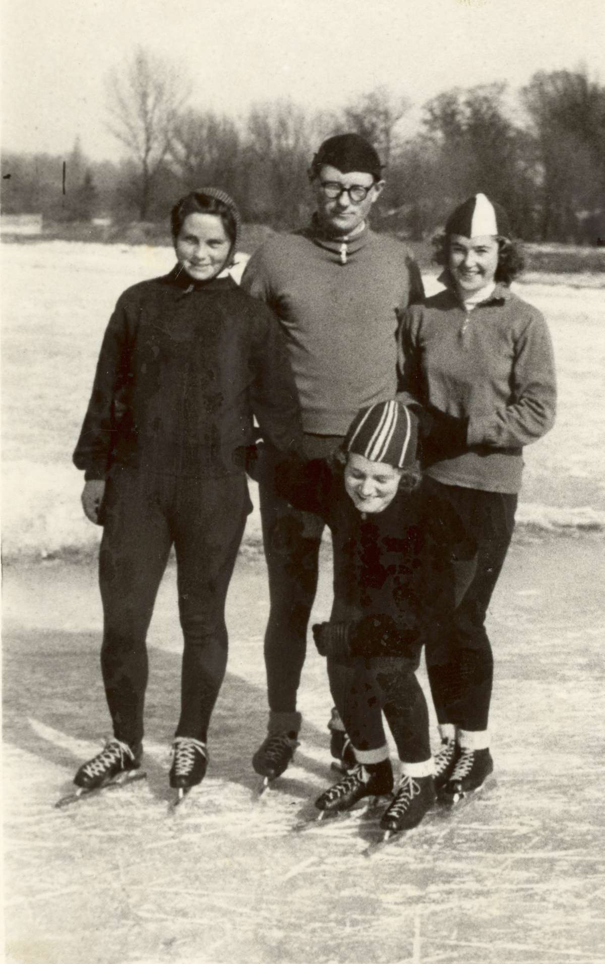 Kazimierz Kalbarczyk z zawodniczkami: Elwira Soroczyńska, Basia Metz i Helena Pilejczyk (od lewej)
