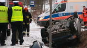 Niebezpiecznie na drogach. Za Siedliskami dachowało auto