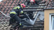 Pożar poddasza wielorodzinnego budynku przy ul. Wajdy w Bartoszycach. NOWE ZDJĘCIA